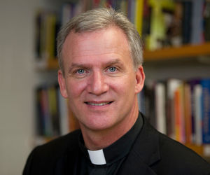 Notre Dame theologian and Holy Cross priest addresses U.S. bishops on refugees and migration 