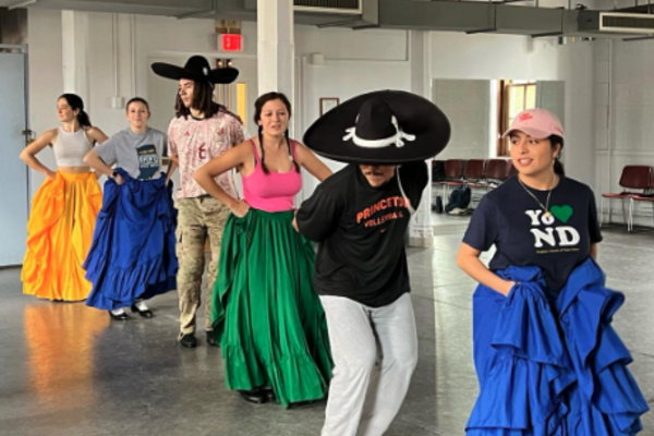 Spring 2024 beginner Ballet Folkloric class practicing in Washington Hall.