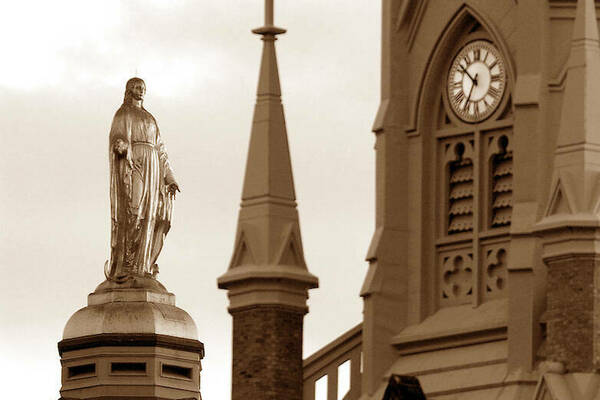 Statue of The Blessed Virgin Mary atop the Main Building and the Basilica of the Sacred Heart, University of Notre Dame